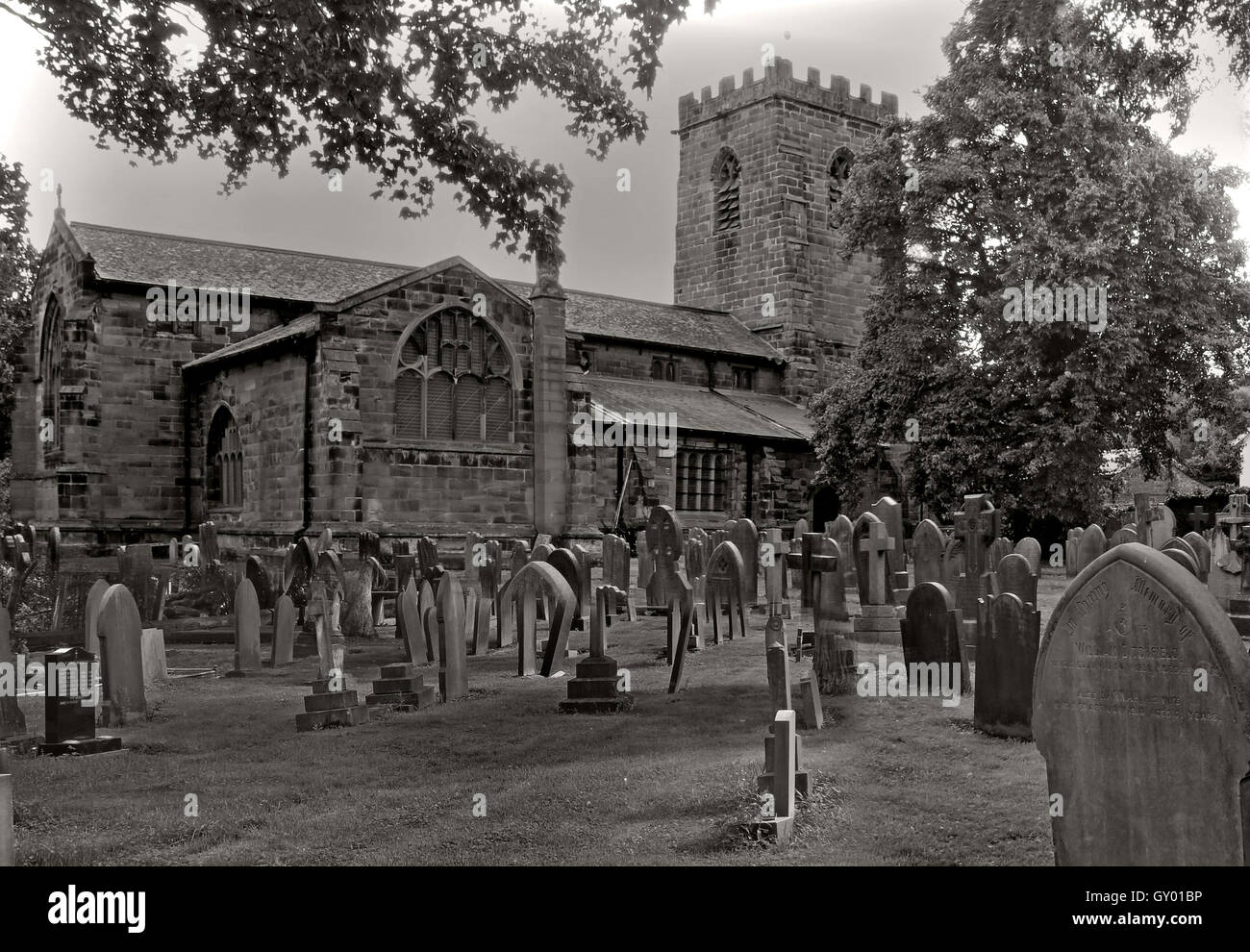Außenseite des St Wilfrids Kirche, Grappenhall, Warrington, Cheshire England UK s/w Stockfoto