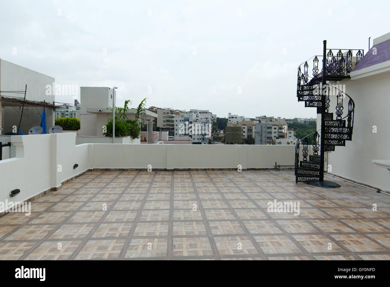 Geschmiedete Eisen Wendeltreppe auf Terrasse Stockfoto