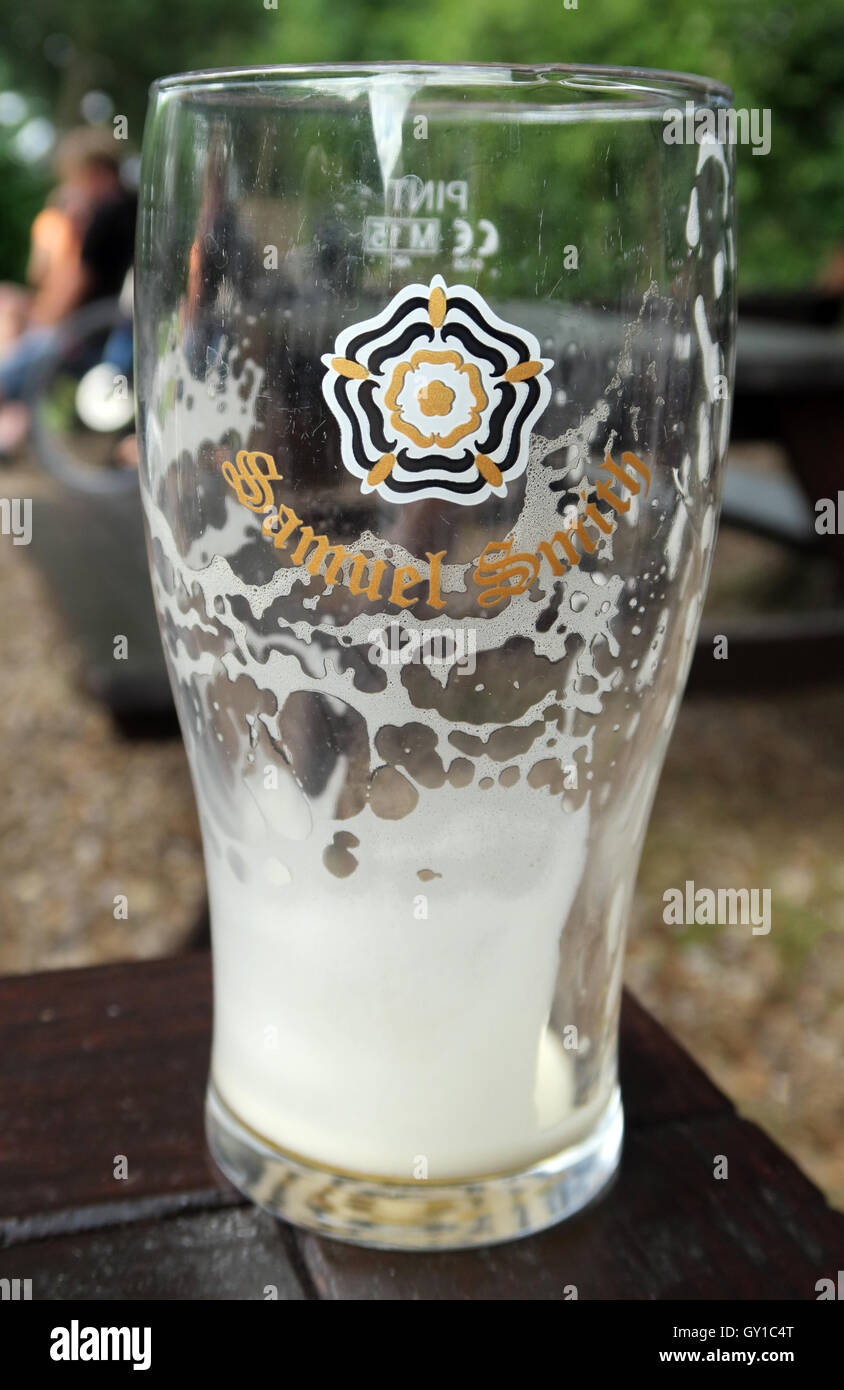 Leeres Glas - Pint Samuel Smith bitter Yorkshire Brauerei Stockfoto