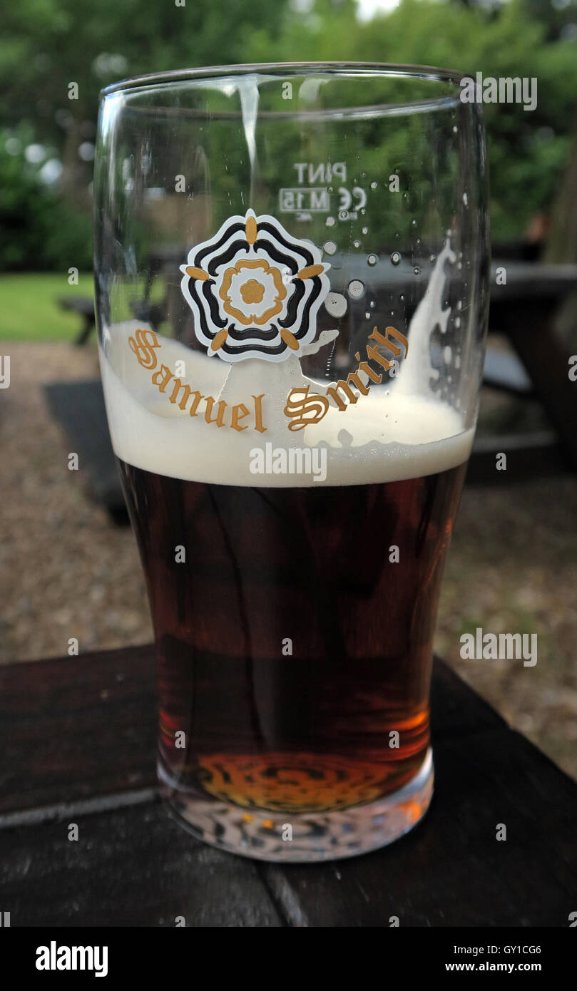 Glas halb voll, Samuel Smith Pint Glas, Rebe Inn, Dunham, Altrincham, Cheshire, England, UK Stockfoto