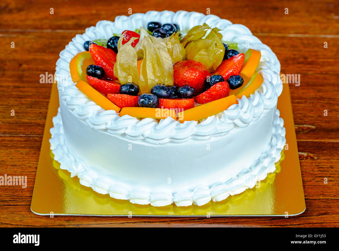 Leckeren Kuchen mit verschiedenen Arten von Früchten garniert Stockfoto