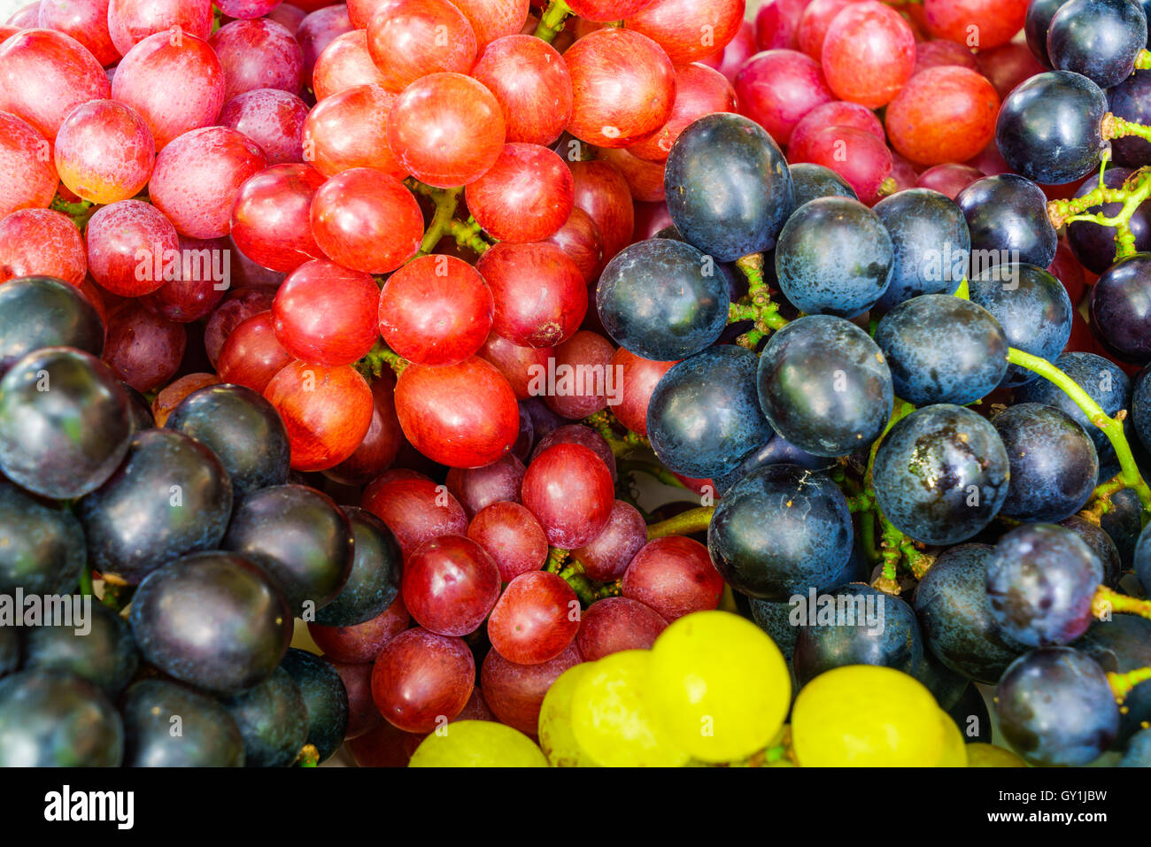 Haufen von rot, schwarz und weiße Trauben Stockfoto