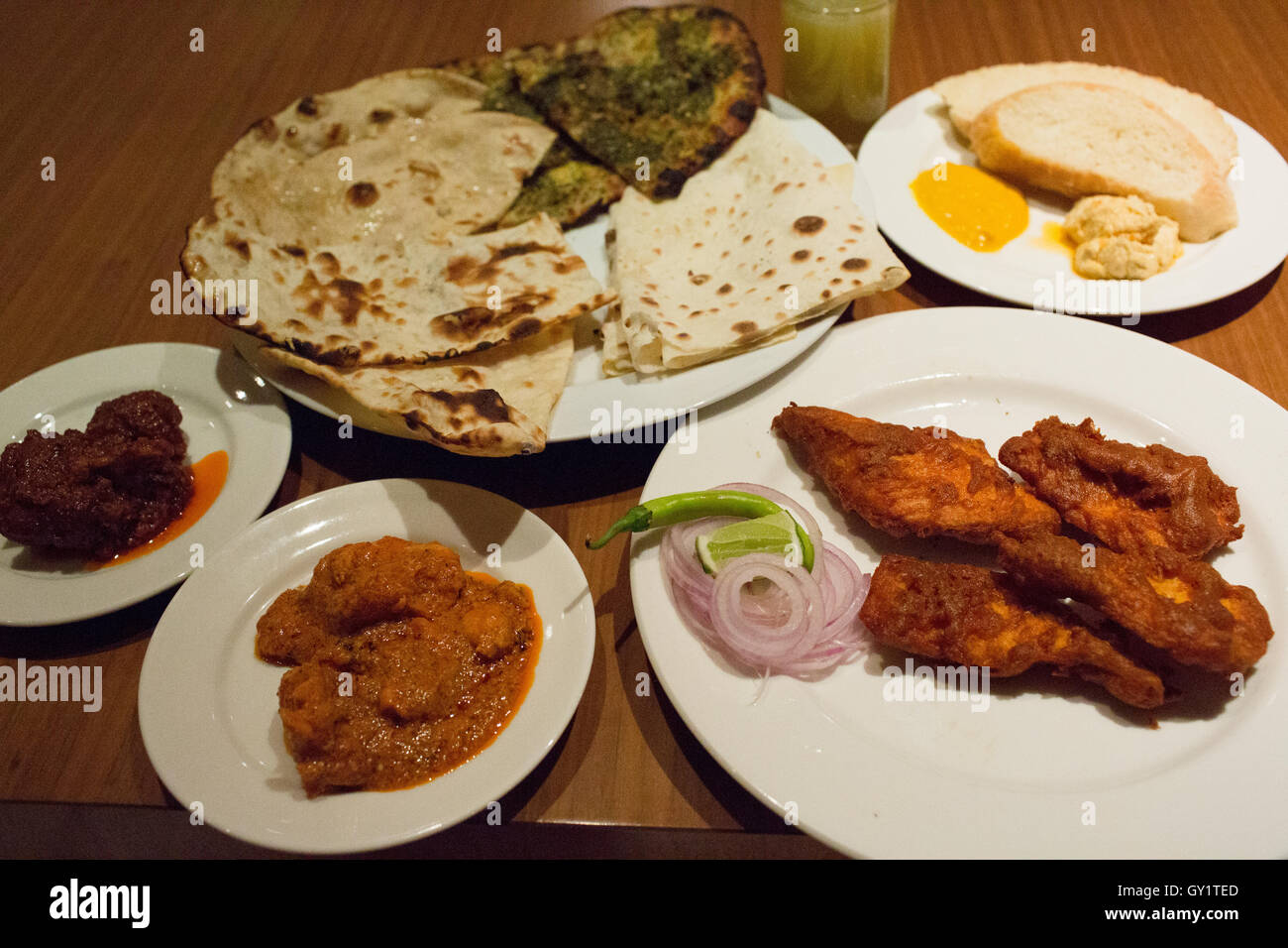 Sortiment an indisches Essen bei einem potluck Stockfoto