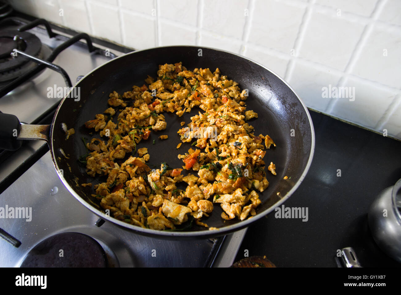 Ei Bhurji Rührei Bombay Street Food-Stil mit Brot-Tomaten-Knoblauch-Chili-Pulver indisch würzig Stockfoto