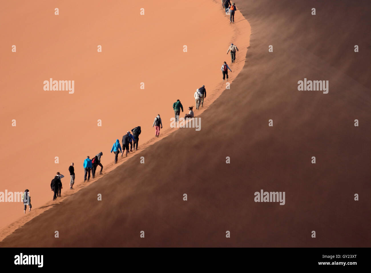 Menschen klettern Sanddünen, Sossusvlei Namib-Naukluft, Namibia, August 2016 Stockfoto