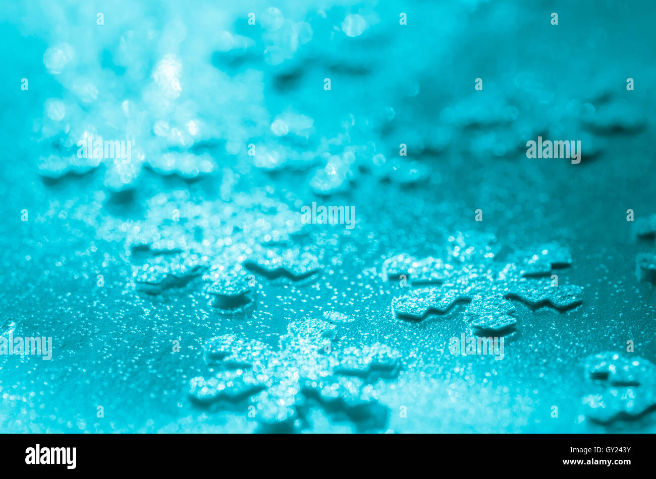 glitzernde Schneeflocken auf blauem Hintergrund Weihnachtsdekoration Stockfoto
