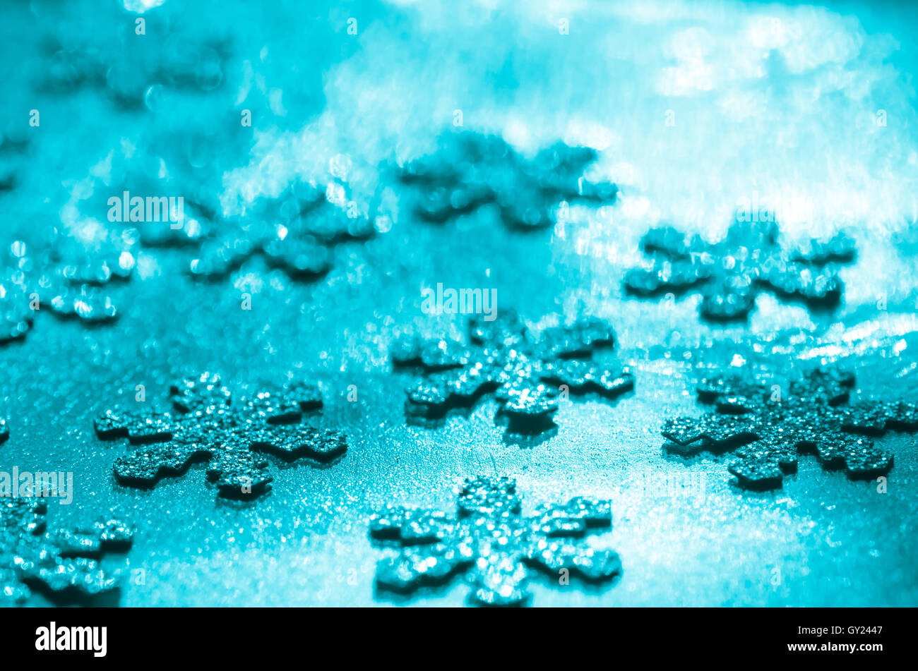glitzernde Schneeflocken auf blauem Hintergrund Weihnachtsdekoration Stockfoto