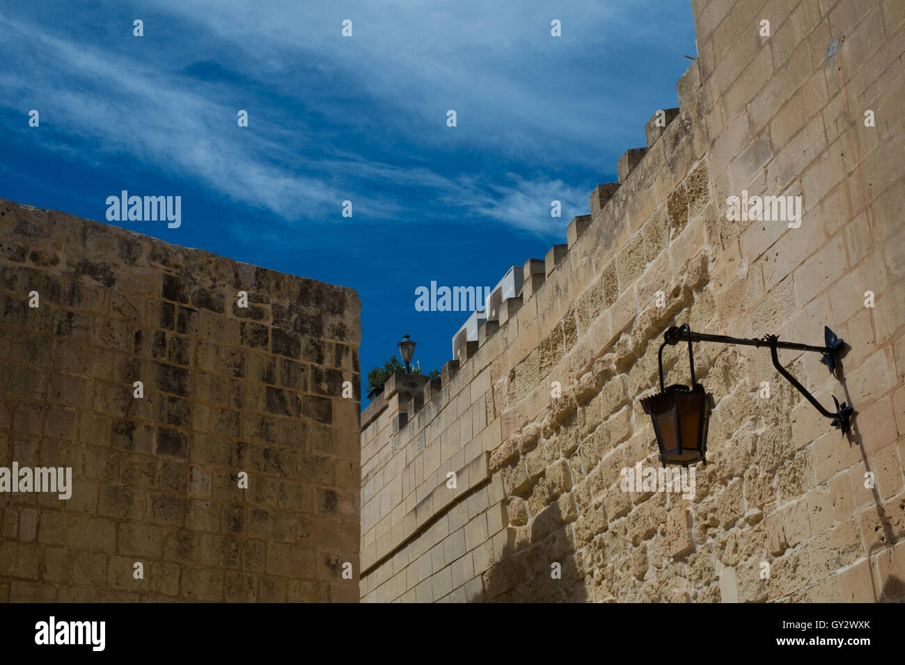 Ruhige Straßen und Kirchtürme in der ummauerten ehemaligen Hauptstadt von Malta, Mdina Stockfoto