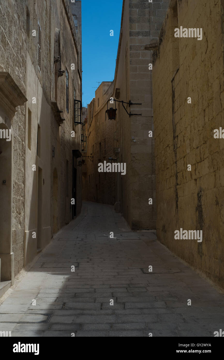 Ruhige Straßen und Kirchtürme in der ummauerten ehemaligen Hauptstadt von Malta, Mdina Stockfoto