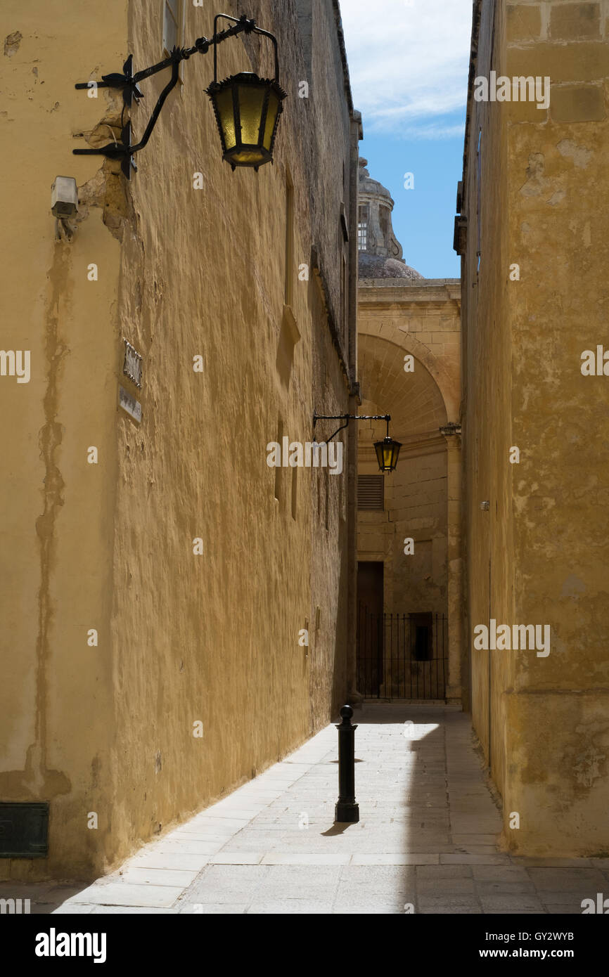 Ruhige Straßen und Kirchtürme in der ummauerten ehemaligen Hauptstadt von Malta, Mdina Stockfoto