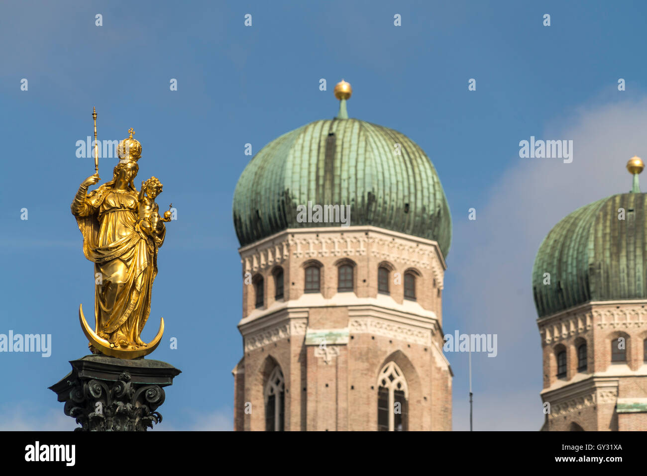 Jungfrau Maria auf die Mariensäule und die Kirchtürme der Frauenkirche in München, Bayern, Deutschland Stockfoto