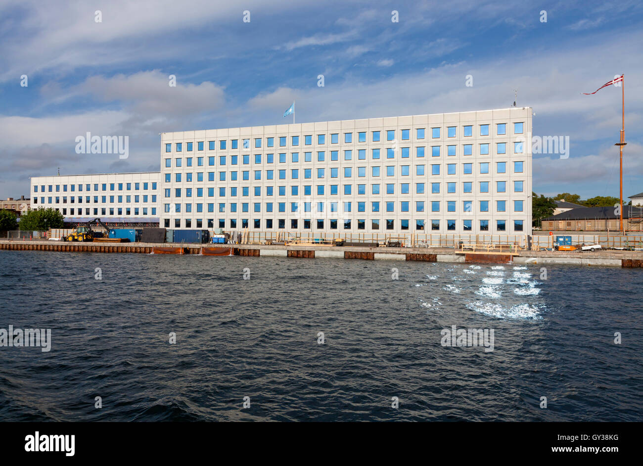Die Mærsk / Maersk Hauptquartier Kulturnacht in Kopenhagen, Dänemark, gesehen vom inneren Hafen. Windows im Kanal. Stockfoto