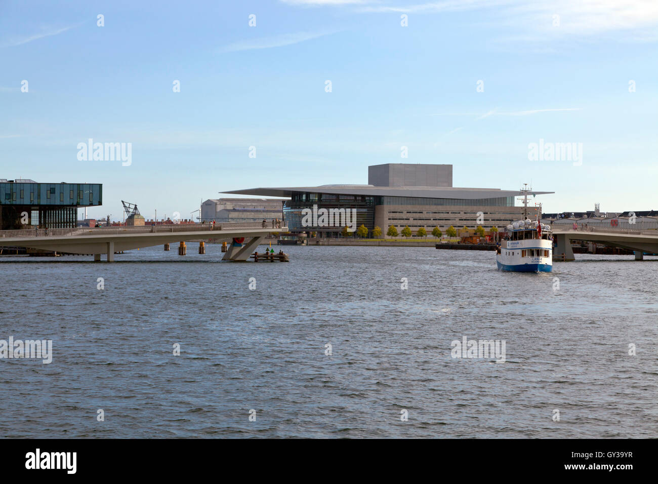 Fußgänger und Radfahrer zu überbrücken, der Inner Harbour Bridge, Kissing-Brücke verbindet Nyhavn und Christianshavn ist geöffnet. Kopenhagen, Dänemark. Stockfoto