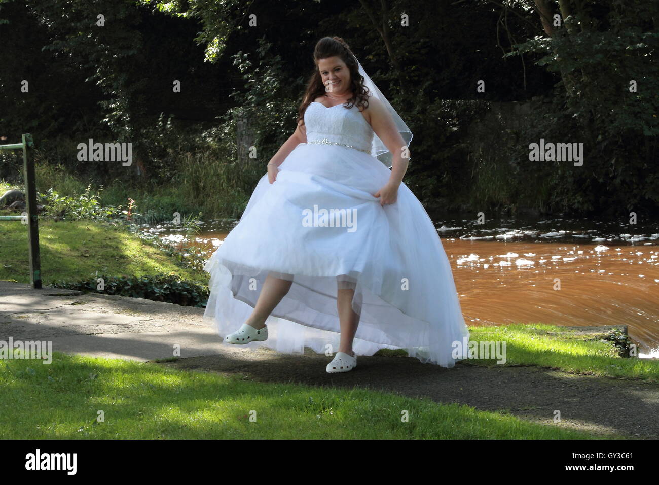 Die Braut trug Crocs, weil ihre Füße verletzt wurden Stockfoto