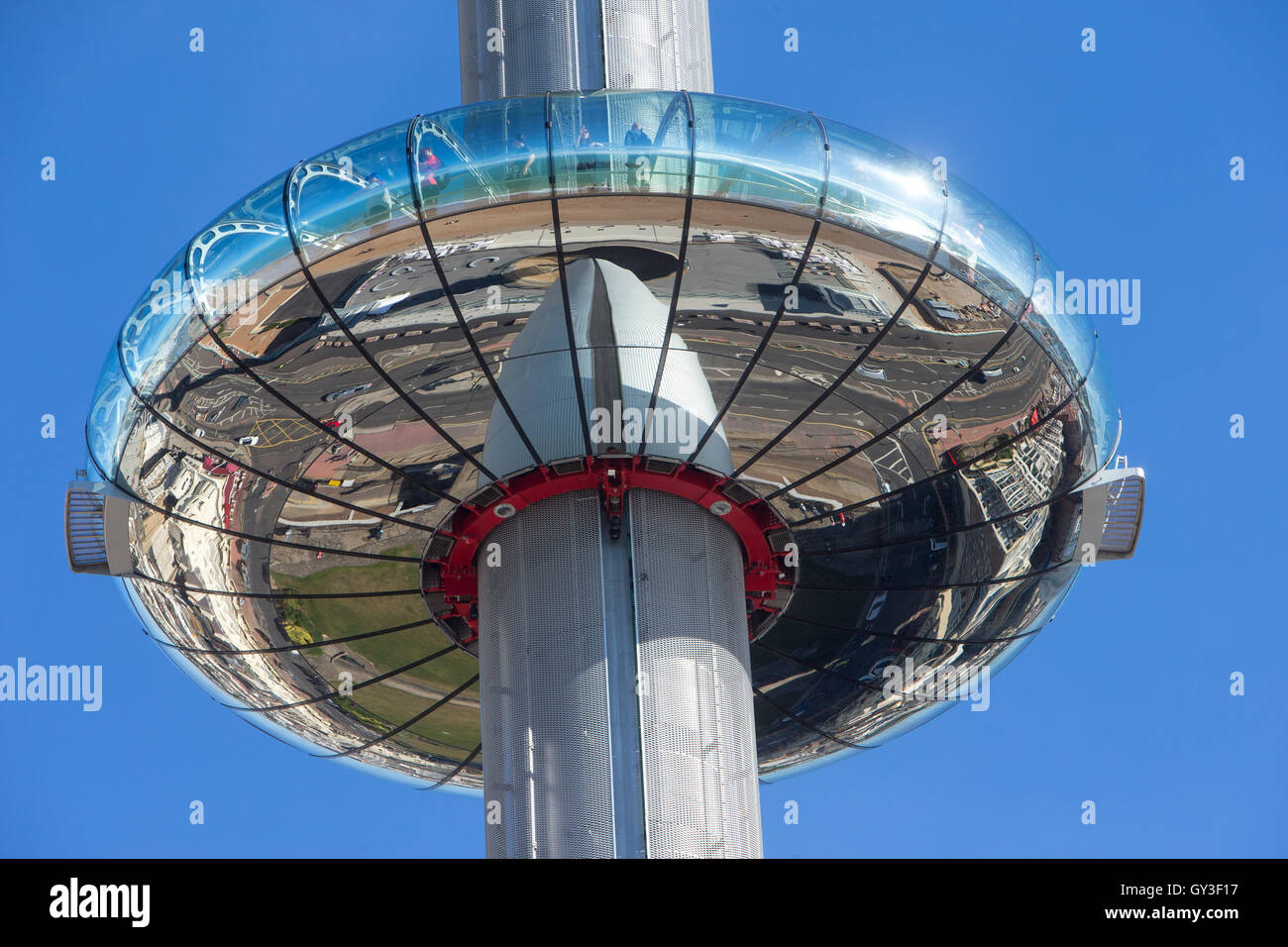 Die British Airways i360 ist ein 162 Meter hohen Aussichtsturm an der Küste von Brighton, in der Nähe der Überreste der West Pier. Stockfoto