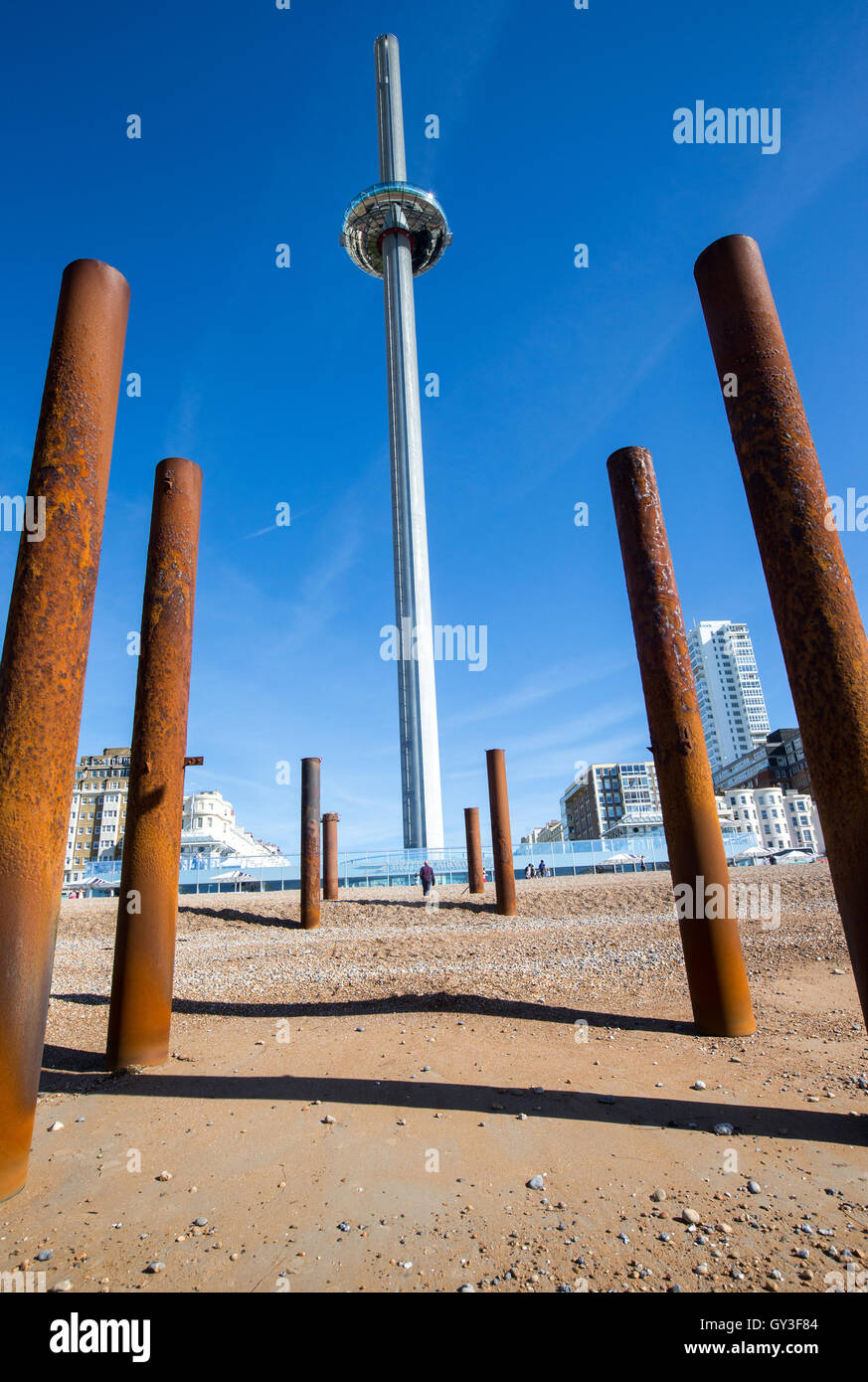 Die British Airways i360 ist ein 162 Meter hohen Aussichtsturm an der Küste von Brighton, in der Nähe der Überreste der West Pier. Stockfoto