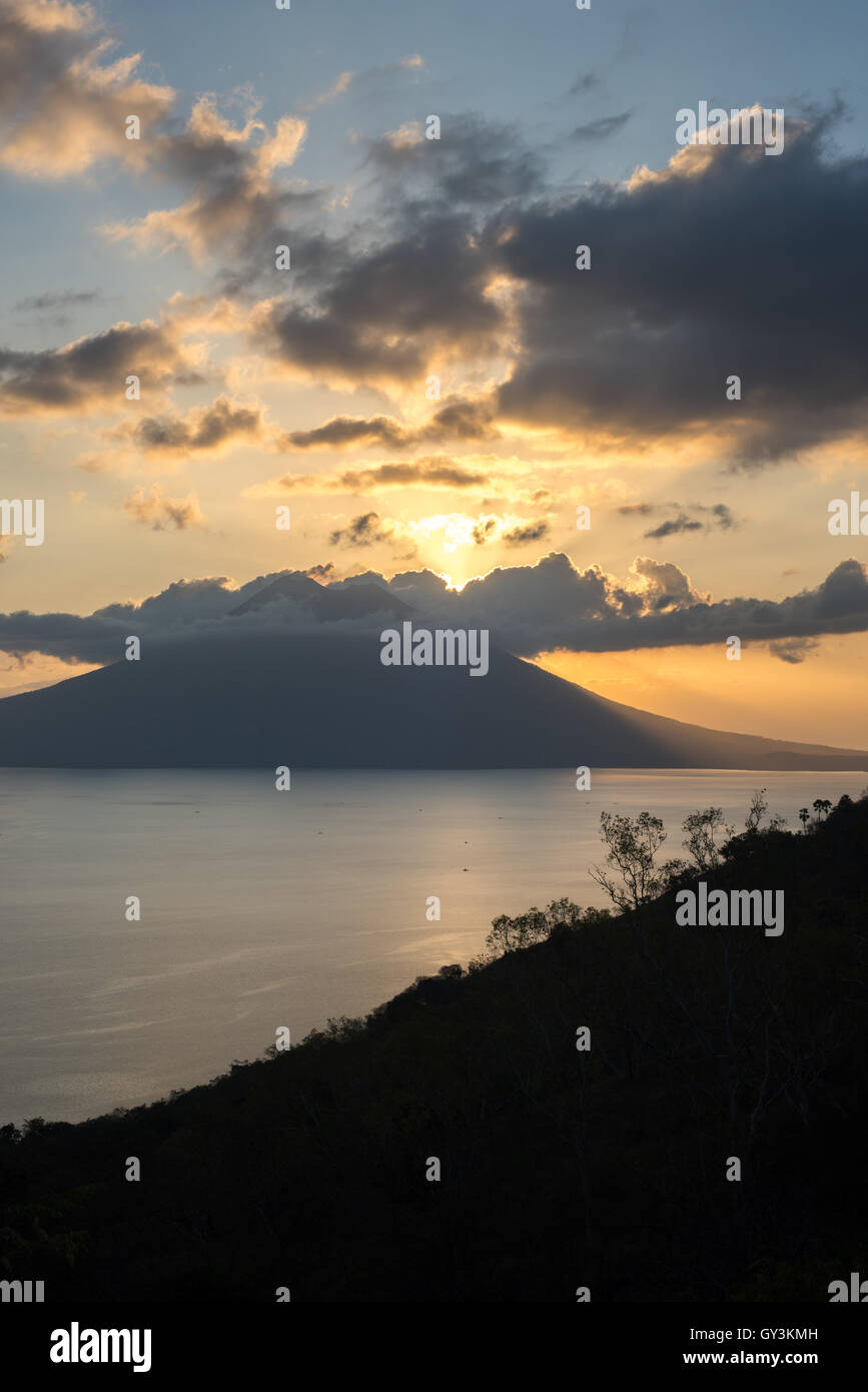 Mount Lewotolo Vulkan während des Sonnenuntergangs auf Lembata Island, East Nusa Tenggara, Indonesien. Stockfoto