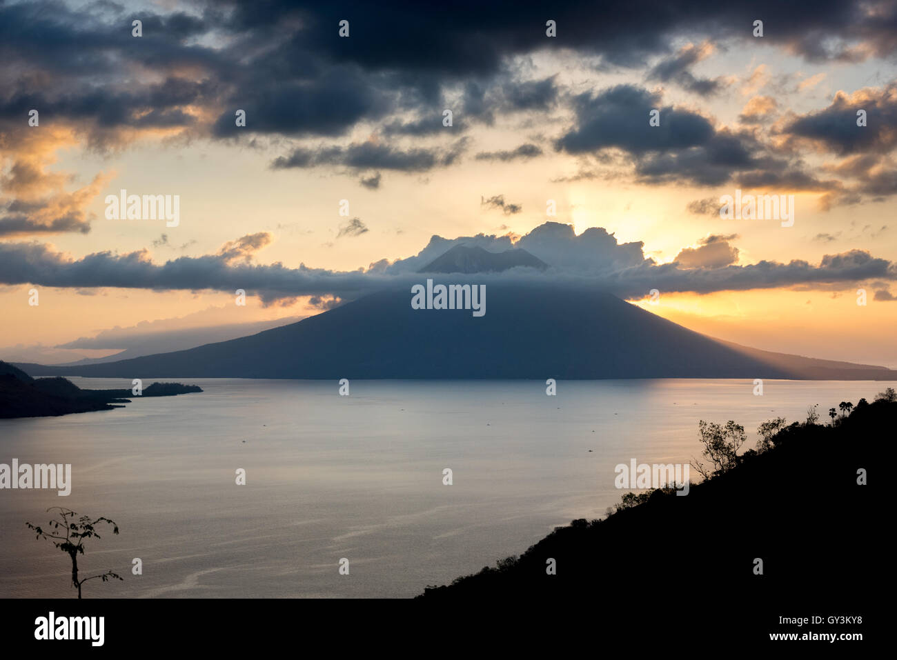 Mount Lewotolok Vulkan Insel Lembata, Ost-Nusa Tenggara, Indonesien. Stockfoto