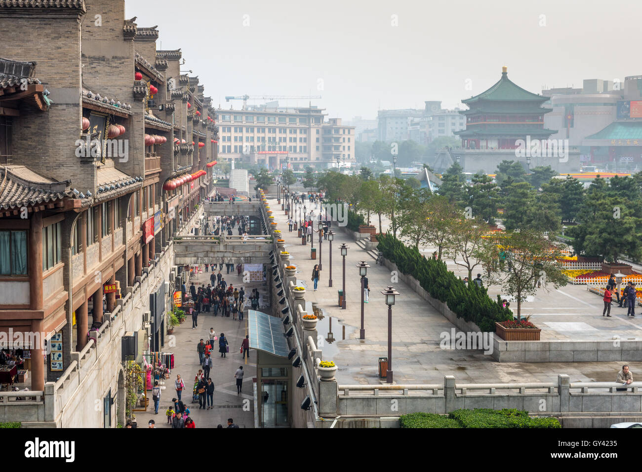 Blick auf den Platz in der Nähe des Glockenturms in Xian verdeckt im Smog, Provinz Shaanxi, China. Stockfoto