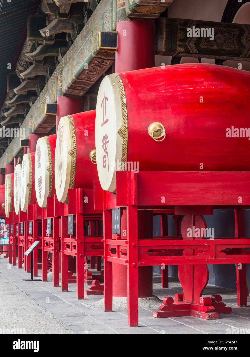 Blick auf die Trommeln im Glockenturm in Xi ' an, Provinz Shaanxi, China. Stockfoto