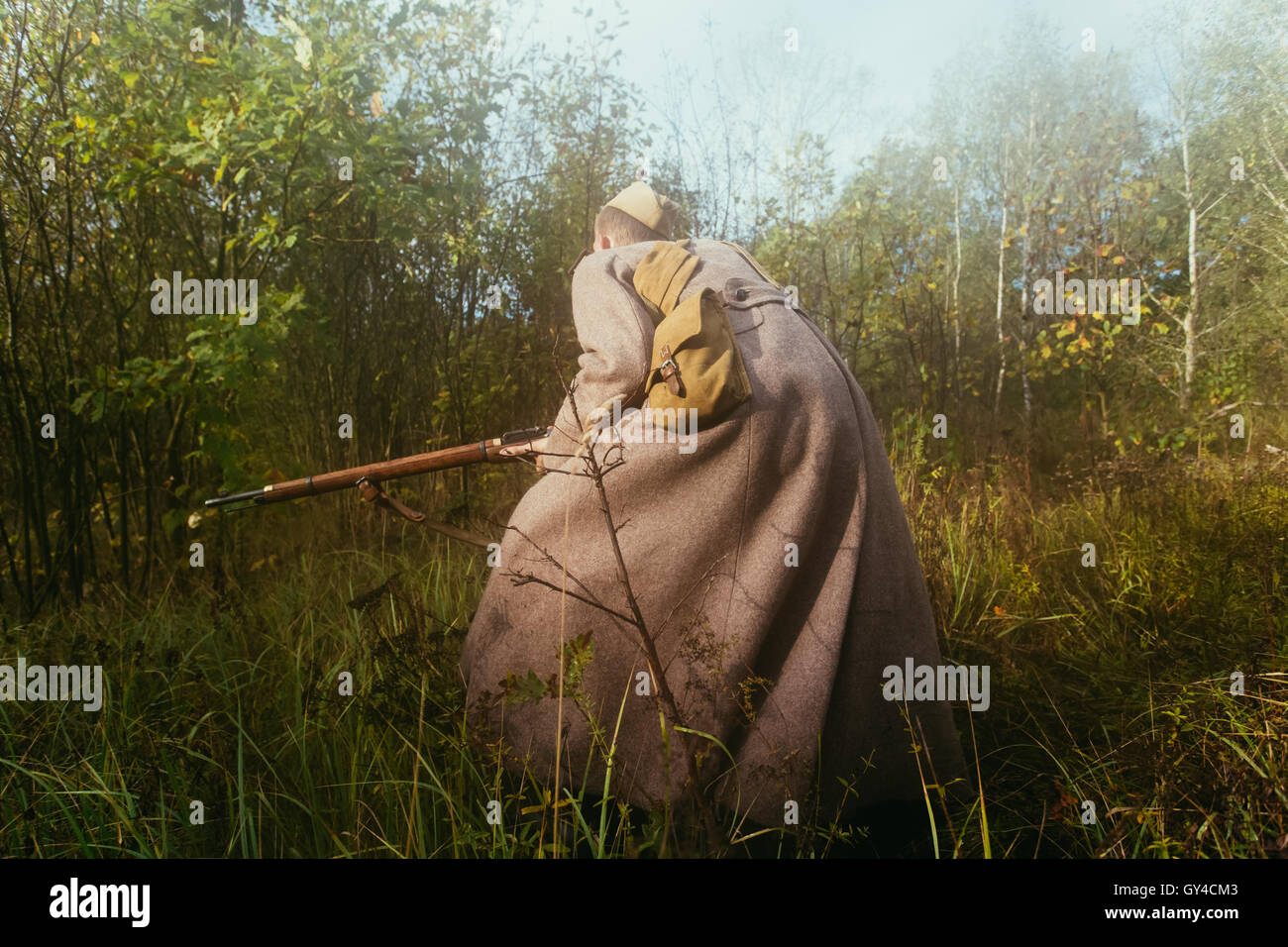 Nicht identifizierte Re-Enactor gekleidet als sowjetische russischer Soldat mit Gewehr im Wald Rasen im Nebel Stockfoto
