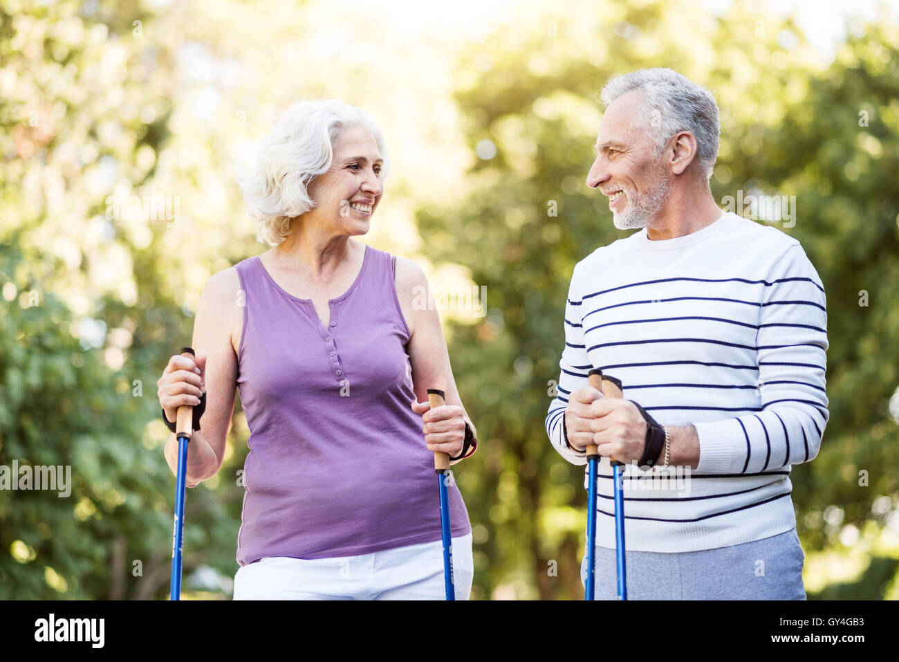 Pensionierter Mann und Frau lächelnd an einander in Liebe Stockfoto