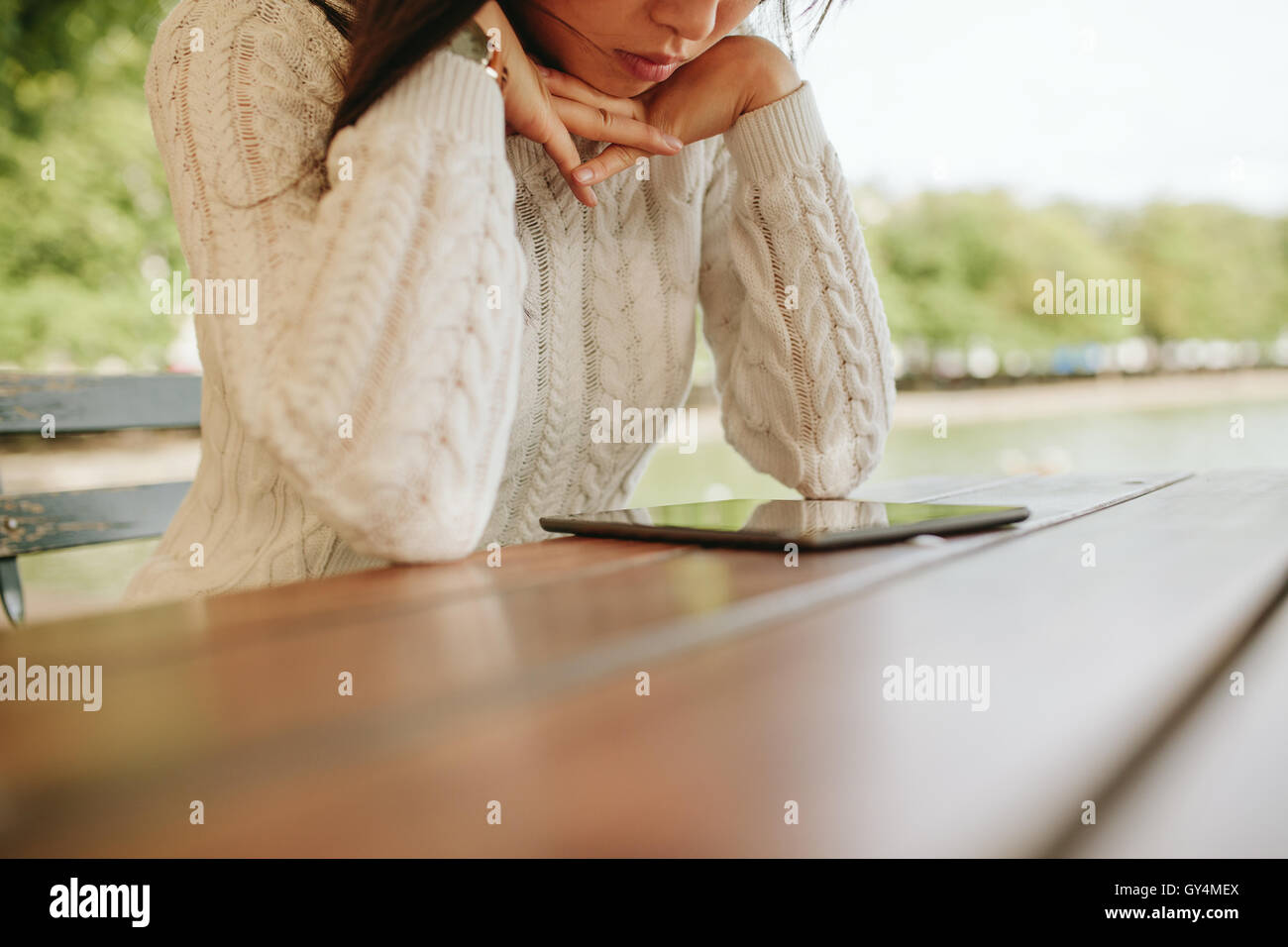 Schließen Sie herauf Bild der Frau, die mit digital-Tablette am Café-Tisch sitzen. Frauen lesen Ebook auf Outdoor-Coffee-Shop. Stockfoto