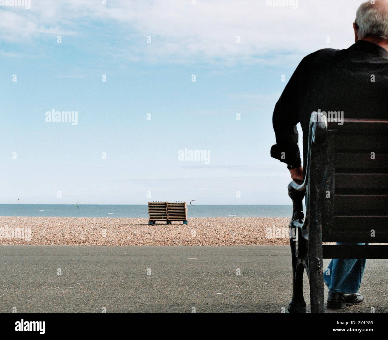 AJAXNETPHOTO. WORTHING, ENGLAND. -SEA DREAMS - AUSBLICK AUF DAS MEER VON EINER BANK AUF DER PROMENADE.  FOTO: JONATHAN EASTLAND/AJAX REF: 0222_26_23A Stockfoto