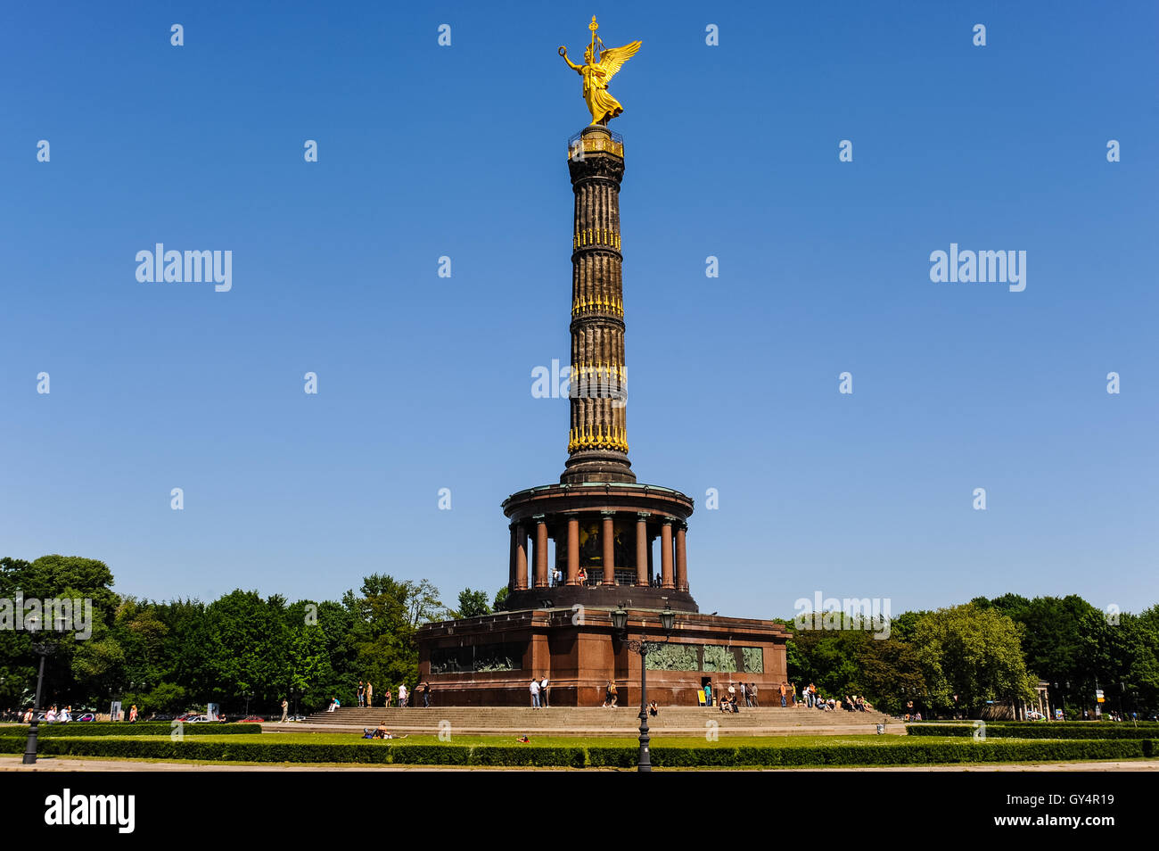 Berlin, Deutschland. Siegessäule mit der Bronze-Skulptur der Göttin Victoria, 8,3 Meter hoch und mit einem Gewicht von 35 Tonnen.  1873 gebaut. Stockfoto