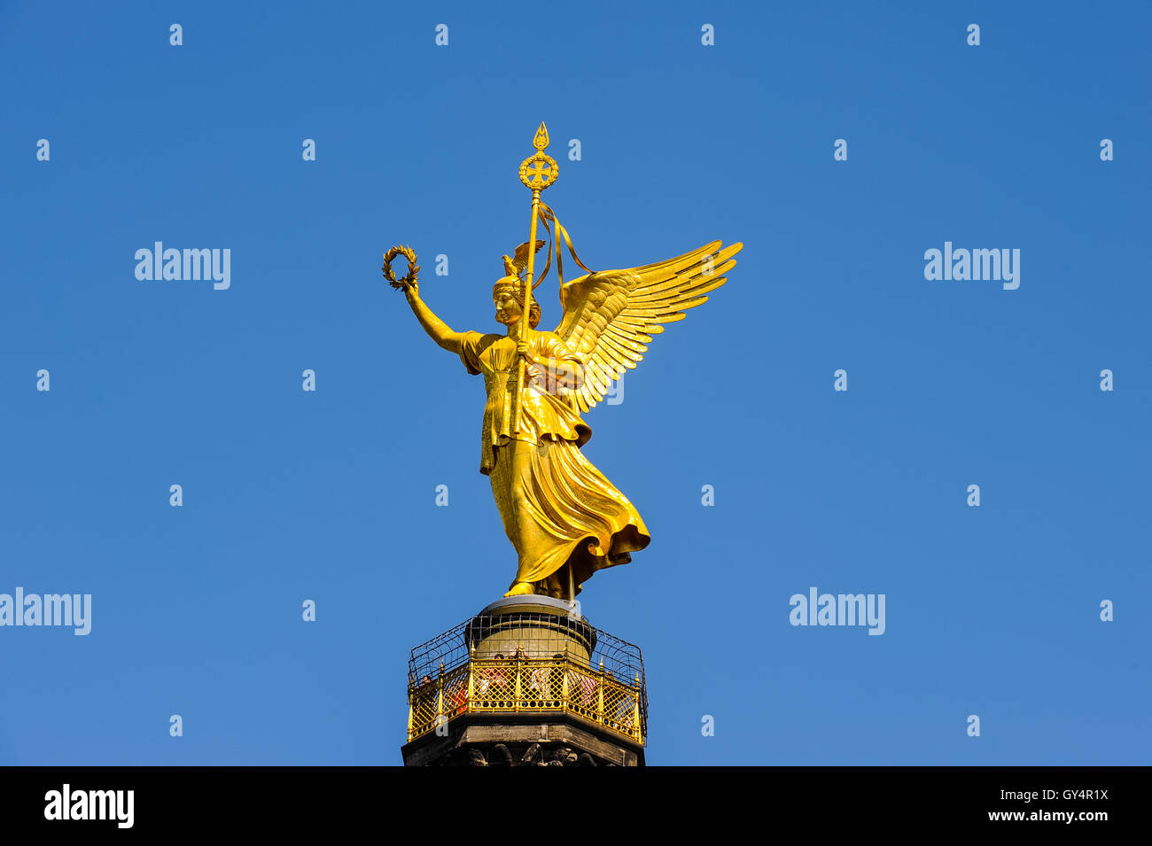 Berlin, Deutschland. Siegessäule mit der Bronze-Skulptur der Göttin Victoria, 8,3 Meter hoch und mit einem Gewicht von 35 Tonnen.  1873 gebaut. Stockfoto