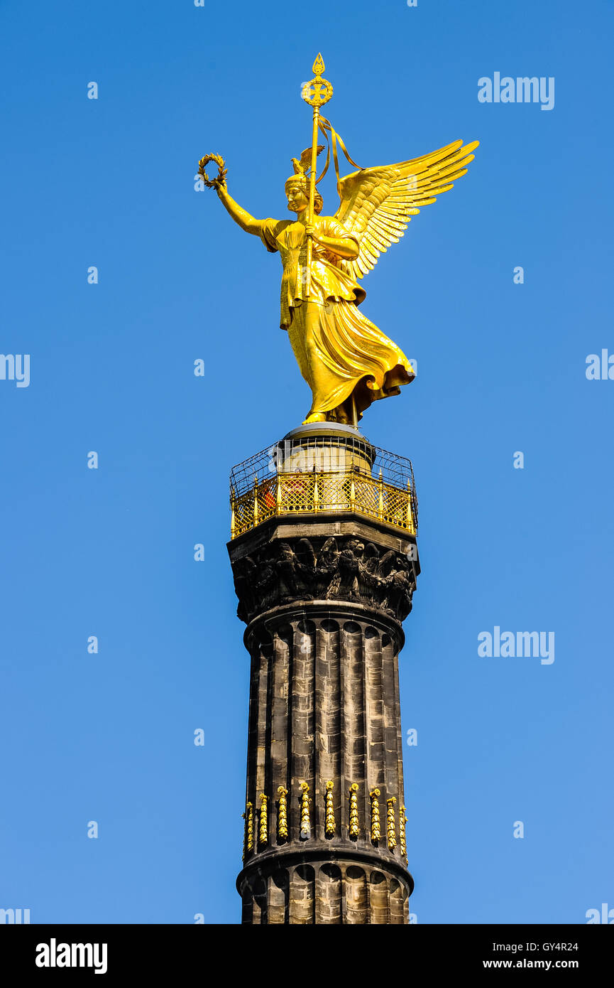 Berlin, Deutschland. Siegessäule mit der Bronze-Skulptur der Göttin Victoria, 8,3 Meter hoch und mit einem Gewicht von 35 Tonnen.  1873 gebaut. Stockfoto