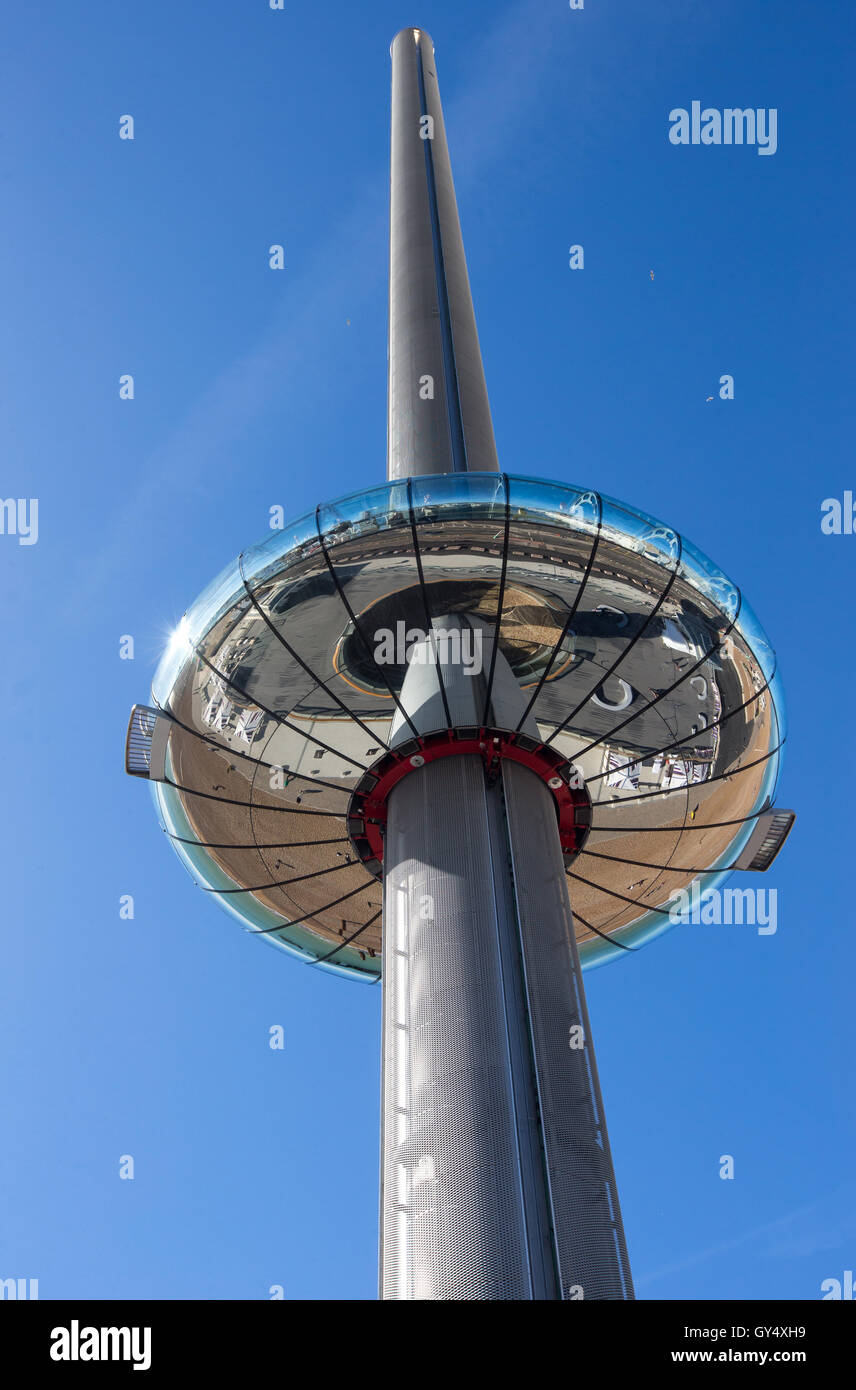 Die British Airways i360 ist ein 162 Meter hohen Aussichtsturm an der Küste von Brighton, in der Nähe der Überreste der West Pier. Stockfoto