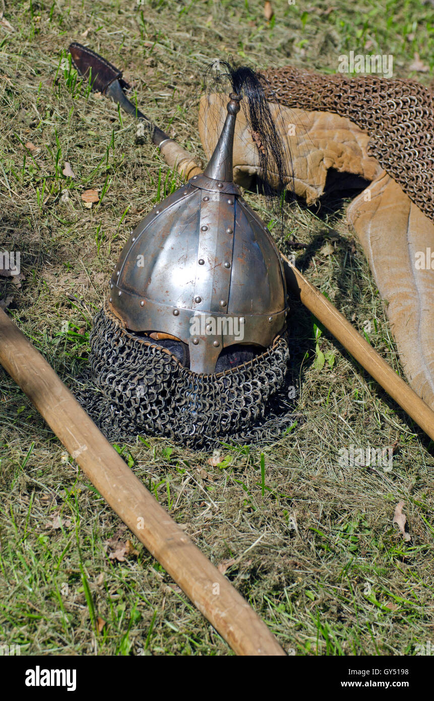 Ritter Rüstung Kopfstück und Waffen auf dem Rasen am Mittelalterfest Stockfoto