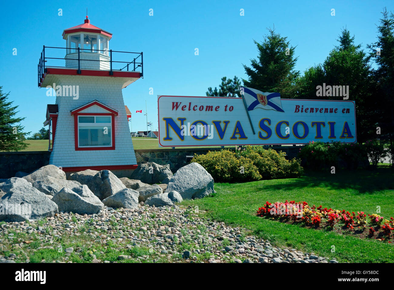 Die Nova Scotia Kanada Grenzübergang bei New Brunswick einen Leuchtturm und einladende Schild am Amherst, K.A. Stockfoto