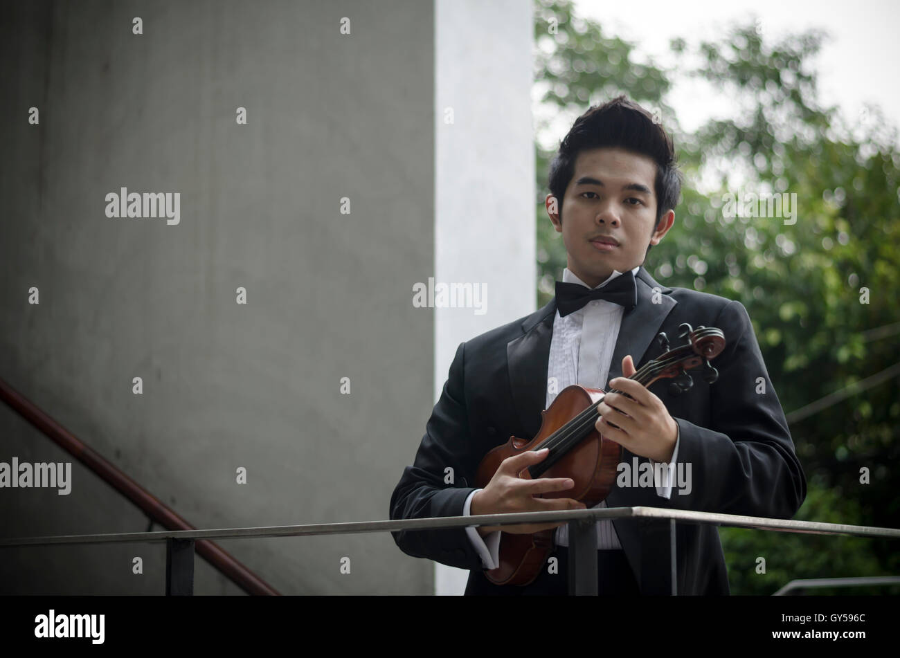 Asien-Mann mit seiner Geige Stockfoto