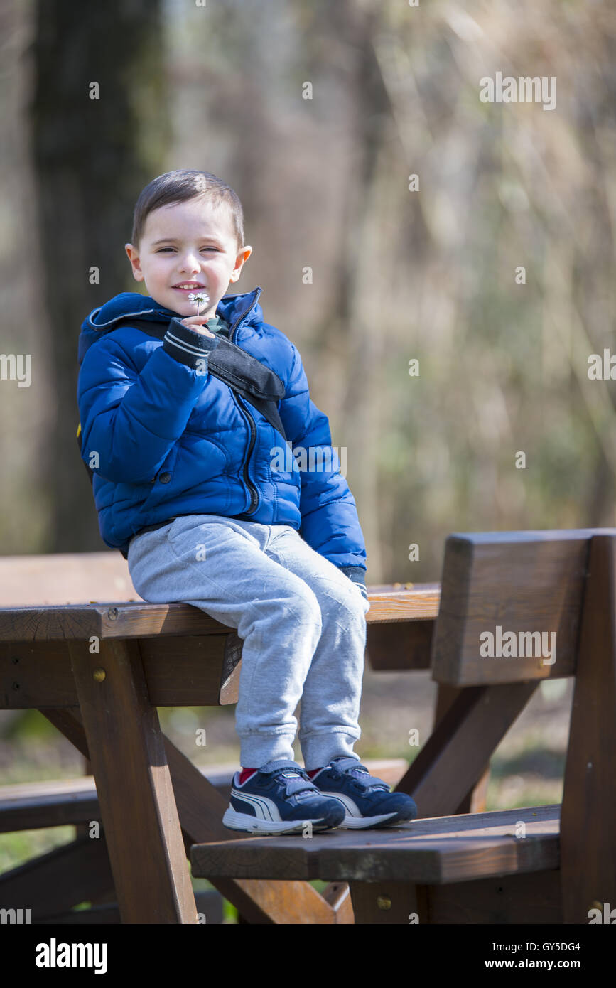 Kinder spielen im park Stockfoto