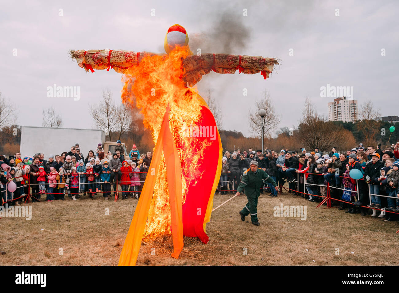 Gomel, Weißrussland - 12. März 2016: Die Szene der Zündung Dummy symbolisiert Winter und Tod In der slawischen Mythologie, heidnische Tradition Stockfoto