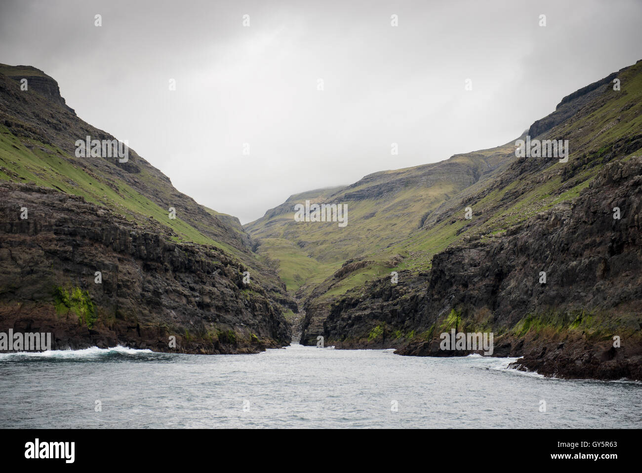 Landschaft auf den Färöer Inseln mit Meer und Klippen in der Nähe von Vestmanna auf Streymoy Stockfoto