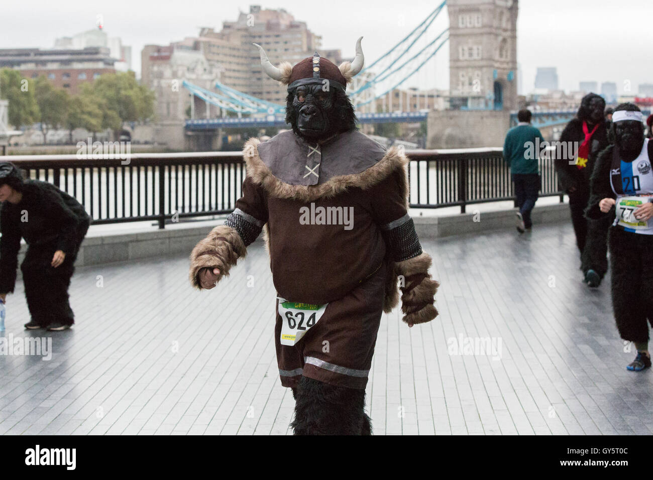 Der Great Gorilla Run ist jetzt im 14. Jahr, ein Charity-Spaß führen, die weit über £ 2 Millionen für Gorilla-Erhaltung und Armut Reduzierungsprojekte in Zentralafrika erhöht hat.   Hunderte von Menschen verkleidet als Gorillas laufen, Joggen oder gehen Sie 8km aber der City of London, Geldbeschaffung zur Rettung einer Spezies auf den Rand des Aussterbens. Stockfoto