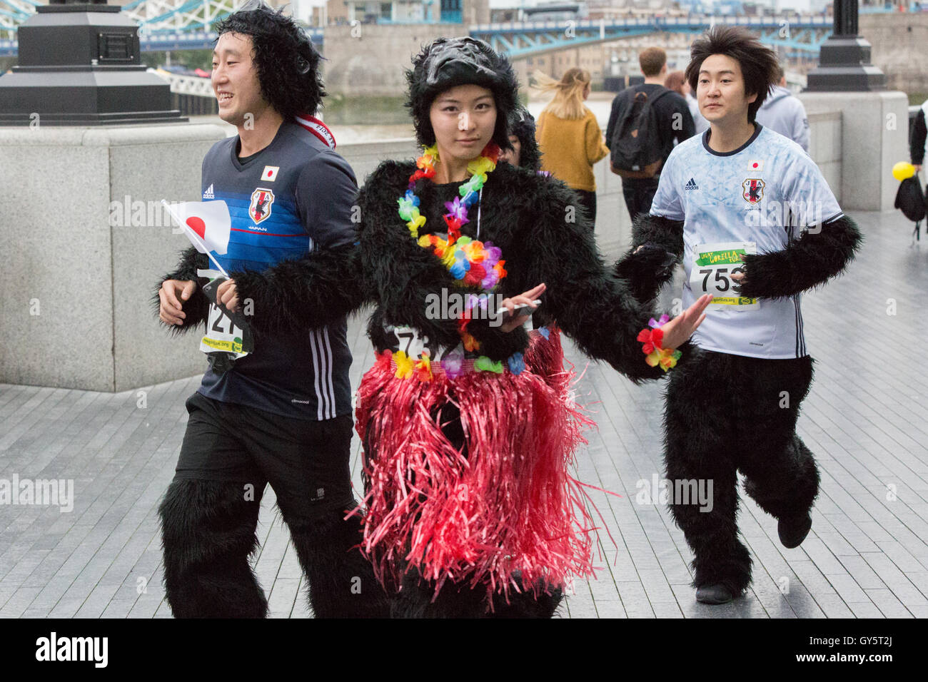 Der Great Gorilla Run ist jetzt im 14. Jahr, ein Charity-Spaß führen, die weit über £ 2 Millionen für Gorilla-Erhaltung und Armut Reduzierungsprojekte in Zentralafrika erhöht hat.   Hunderte von Menschen verkleidet als Gorillas laufen, Joggen oder gehen Sie 8km aber der City of London, Geldbeschaffung zur Rettung einer Spezies auf den Rand des Aussterbens. Stockfoto