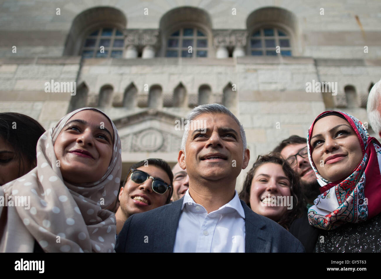 Bürgermeister von London Sadiq Khan posiert für ein Foto mit Glauben Führungspersönlichkeiten aus allen Religionen, die nach einem Empfang organisiert von Chicago ansässigen Organisation der interreligiösen Jugend Kern (IFYC) wo er sprach mit ihnen über Integration und gemeinsame Werte in Chicago, USA. Stockfoto