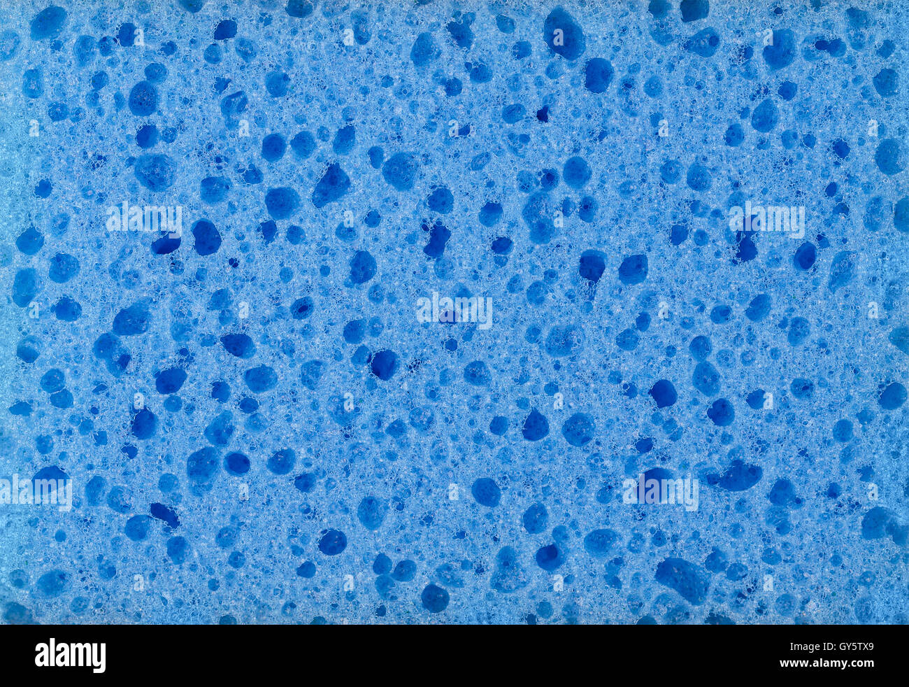 Blaue Urethan Schwamm Oberfläche Makrofoto. Synthetische Tool und Reinigung Hilfe bestehend aus weichen, porösen Material. Stockfoto