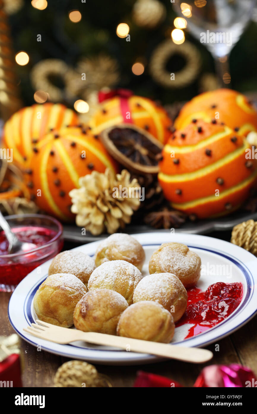 Ebelskiver, dänische Weihnachten Pfannkuchen bläht, skandinavische Straße Nahrung Stockfoto