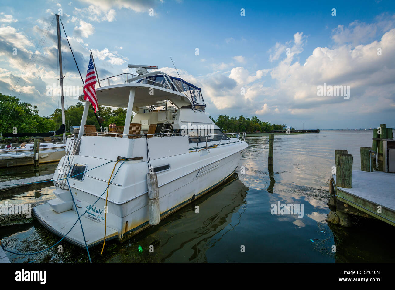 Boot angedockt am Potomac River-Ufer, in Alexandria, Virginia. Stockfoto