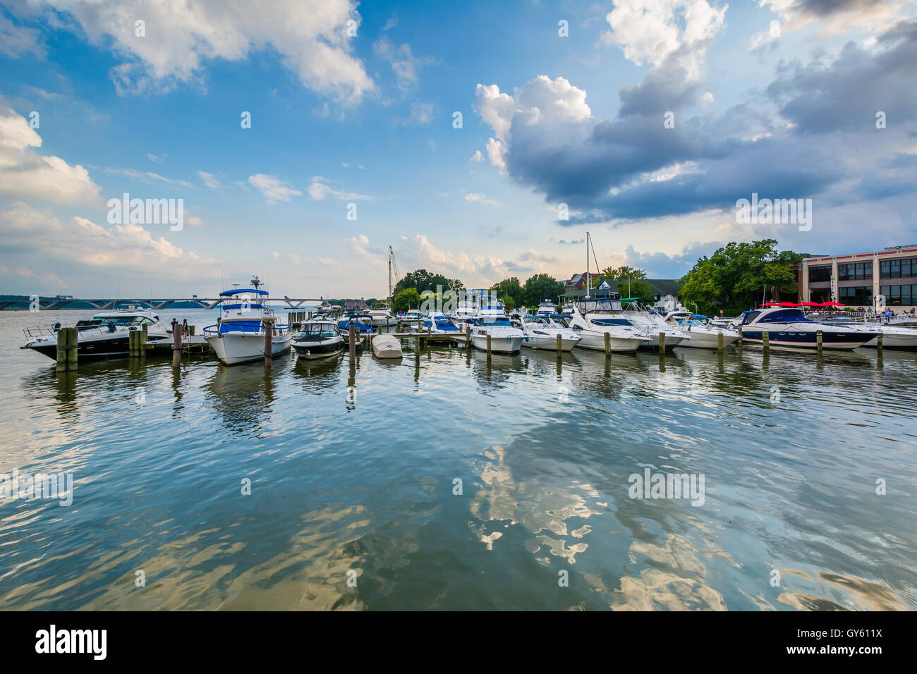 Boote angedockt am Potomac River-Ufer, in Alexandria, Virginia. Stockfoto