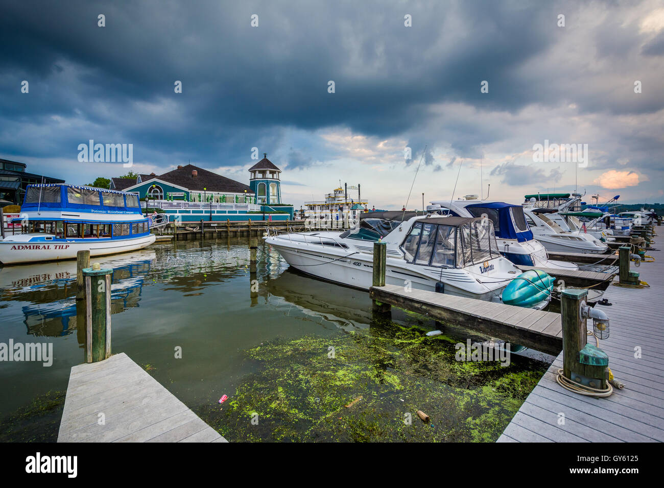 Boote angedockt am Potomac River-Ufer, in Alexandria, Virginia. Stockfoto