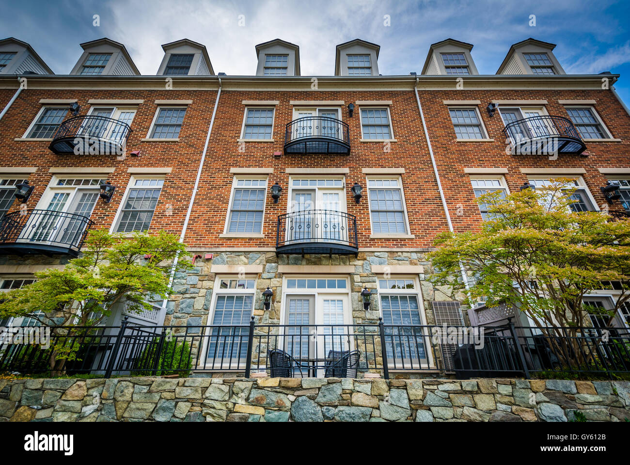 Ziegel-Mehrfamilienhaus in Alexandria, Virginia. Stockfoto
