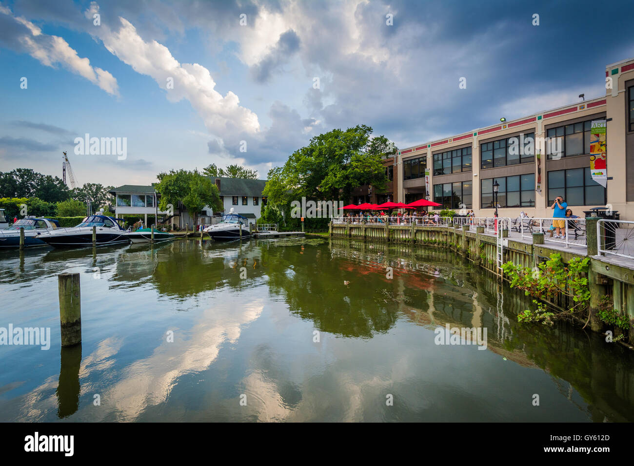 Gebäude und Boote am Potomac River-Ufer, in Alexandria, Virginia. Stockfoto