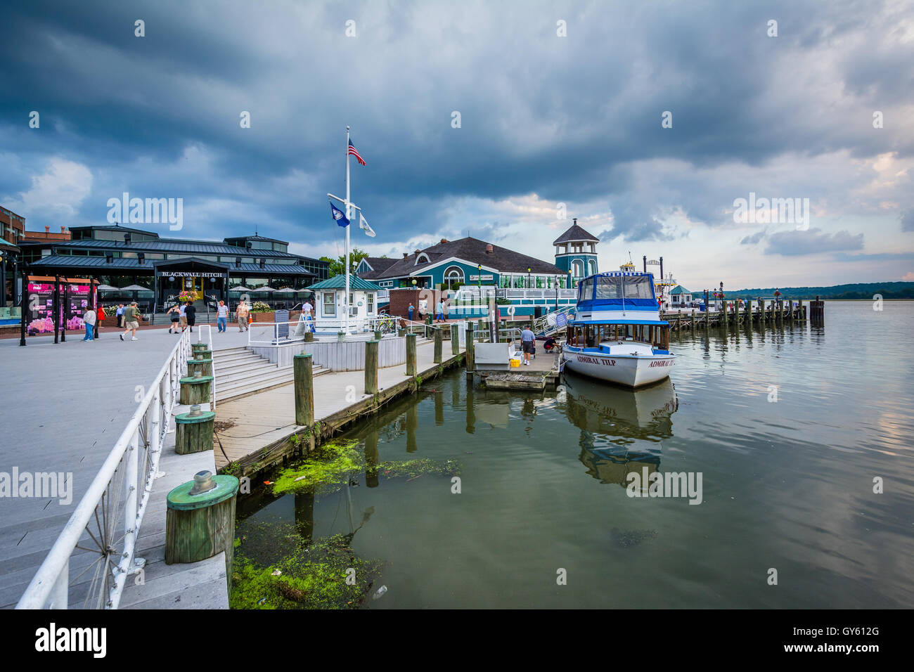 Gebäude und Docks am Potomac River-Ufer, in Alexandria, Virginia. Stockfoto