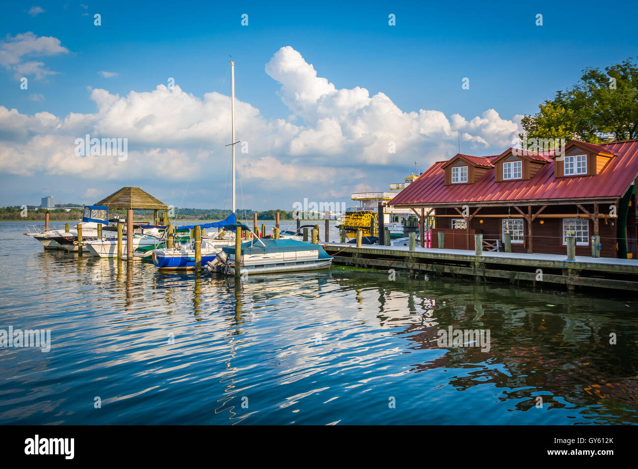 Gebäude und Docks am Potomac River-Ufer, in Alexandria, Virginia. Stockfoto